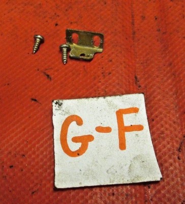 TR4A-Schlossfalle-Handschuhfachdeckel.jpg